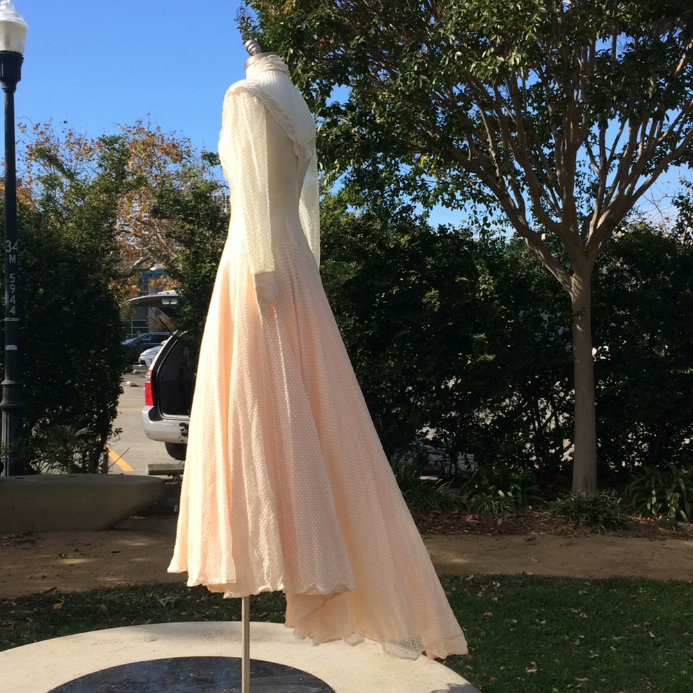 Vintage 1970’s Peaches & Cream Wedding Gown XS - Picture 6 of 16